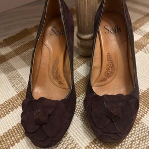 Plum color suede heels sofft